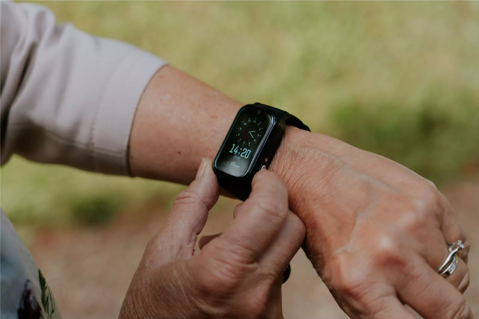 Een LifeWatcher-alarmhorloge om de pols.